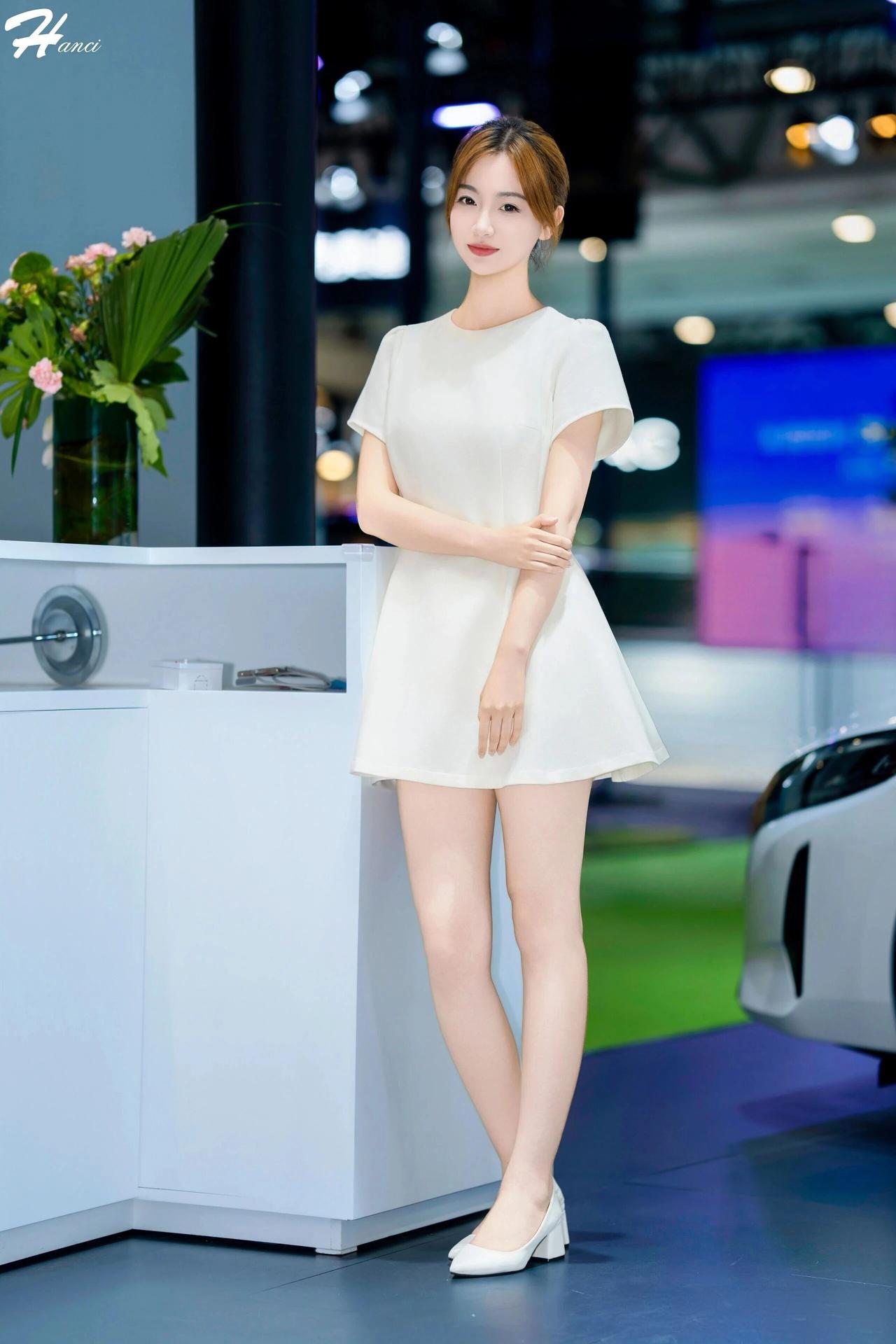 什么样的穿搭可以成为气质女神?这位女子身着一袭简约米白连衣裙，利落剪裁勾勒出挺拔