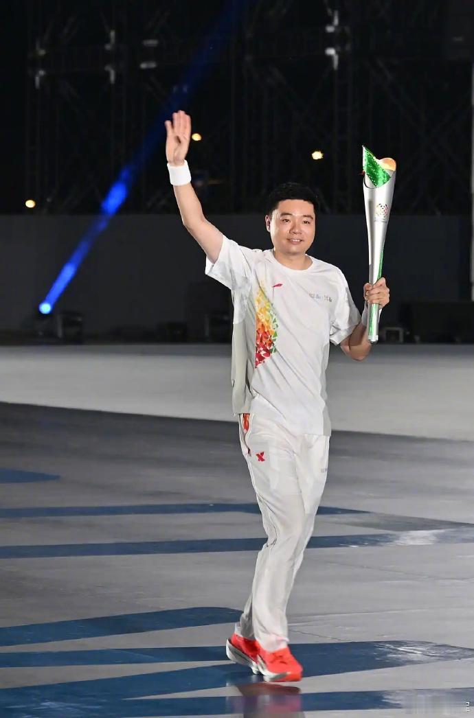 世运会：丁俊晖火炬传递圆满完成任务！
北京时间8月7日晚，第12届世界运动会20