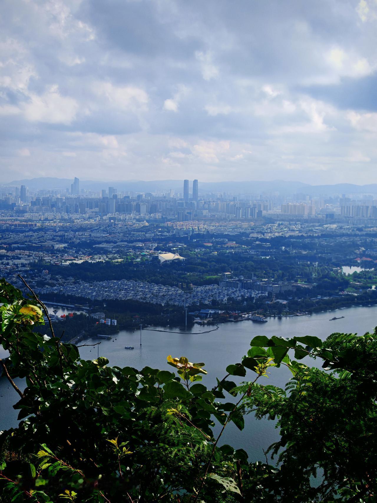 昆明市乘揽车去西山风景区~车上随手拍西山旅游景区 看滇池昆明市