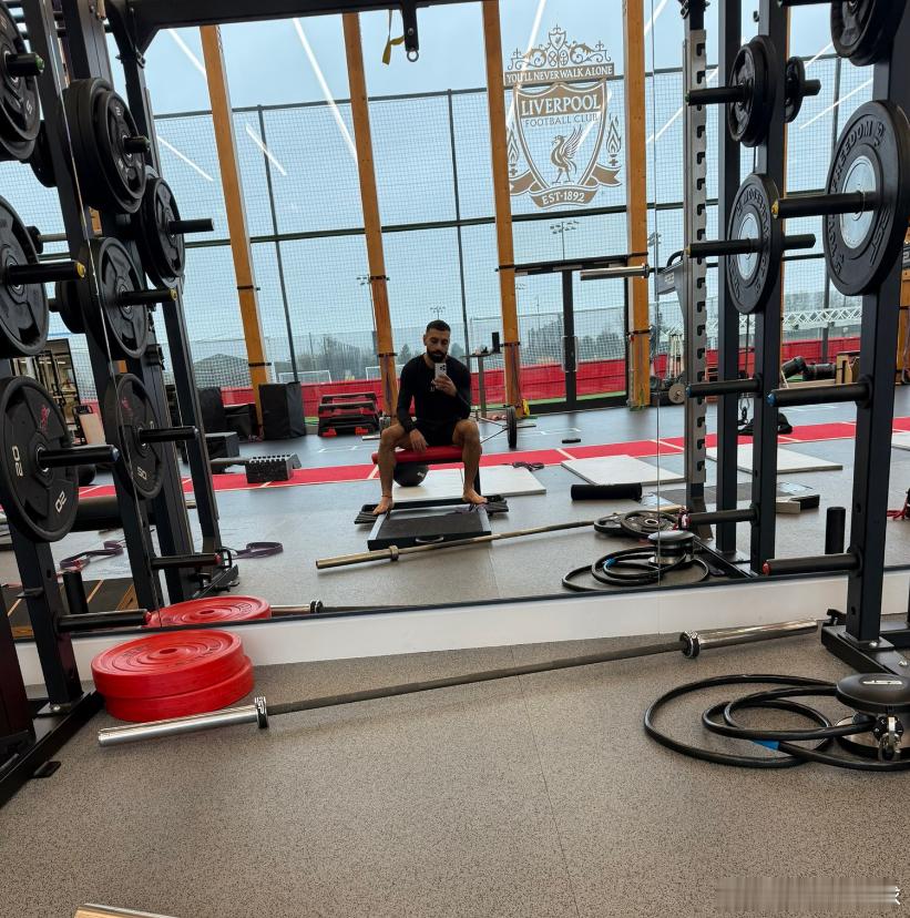 在因争议言论无缘出战国米之后，利物浦球星萨拉赫今日更新社交媒体，晒出了自己独自在