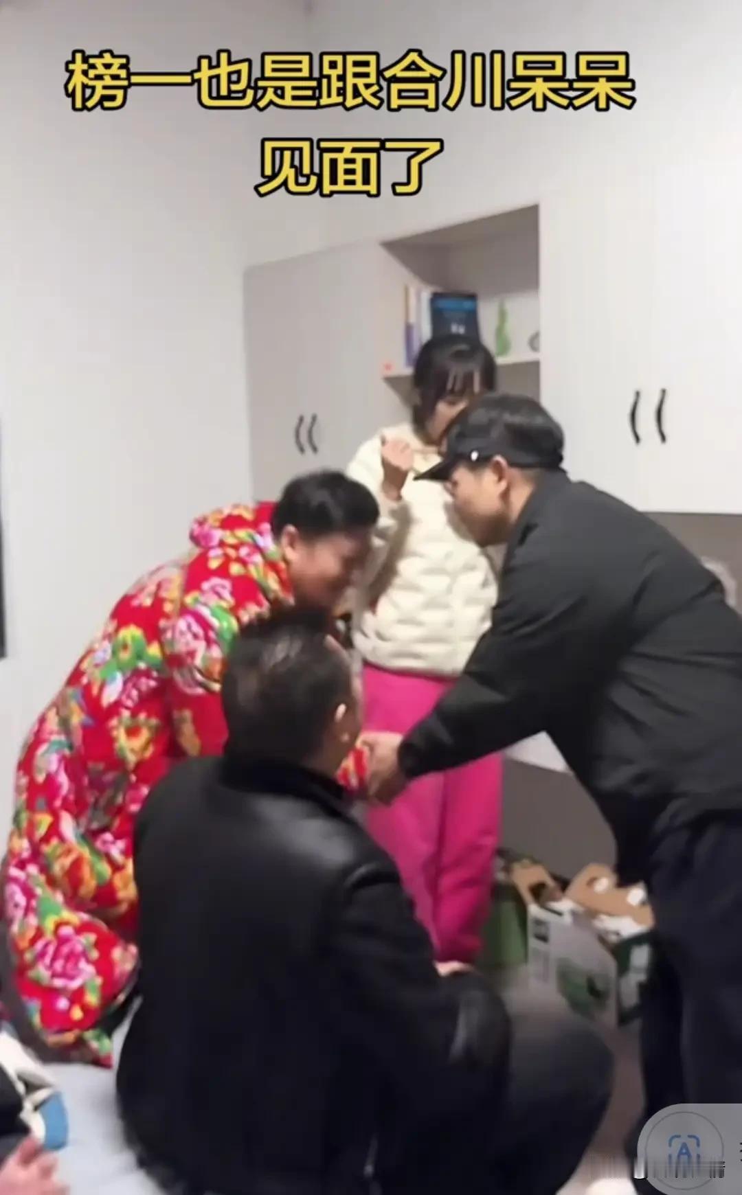 合川杀猪饭刚散场，榜一大哥就上门“提亲”？呆呆端着饭碗没理他，这操作绝了！

合