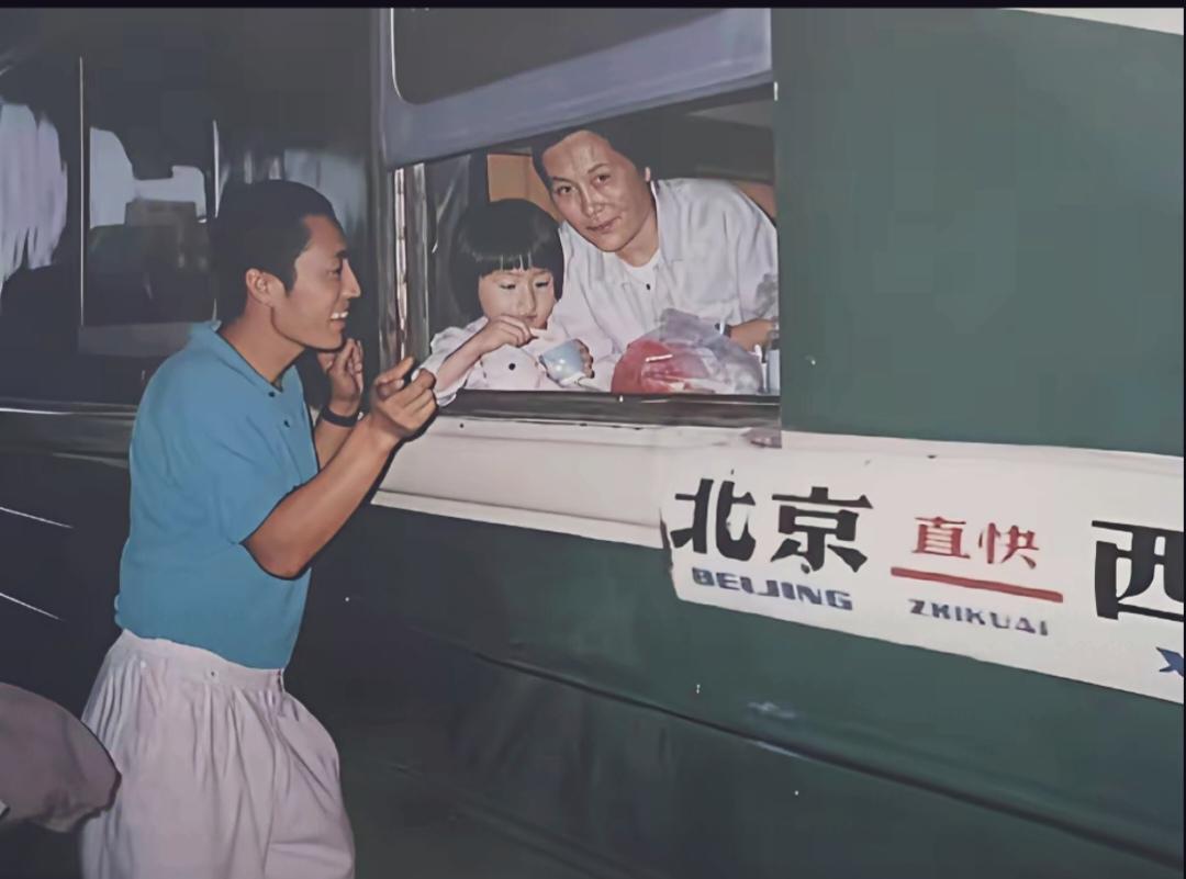 80年代末张艺谋导演送别当时的妻子肖华和年幼的女儿张末返回西的珍贵瞬间！
当时他