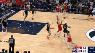 哈登造成加福德“追尾”2+1，绝了！
北京时间2月1日，快船与奇才的比赛进行至第