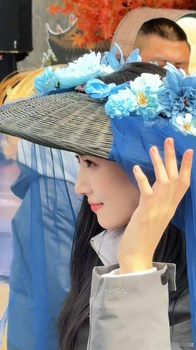 卢昱晓跟粉丝说起早辛苦了卢昱晓现场戴粉丝礼物 卢昱晓也太会宠粉了吧！见到粉丝第一