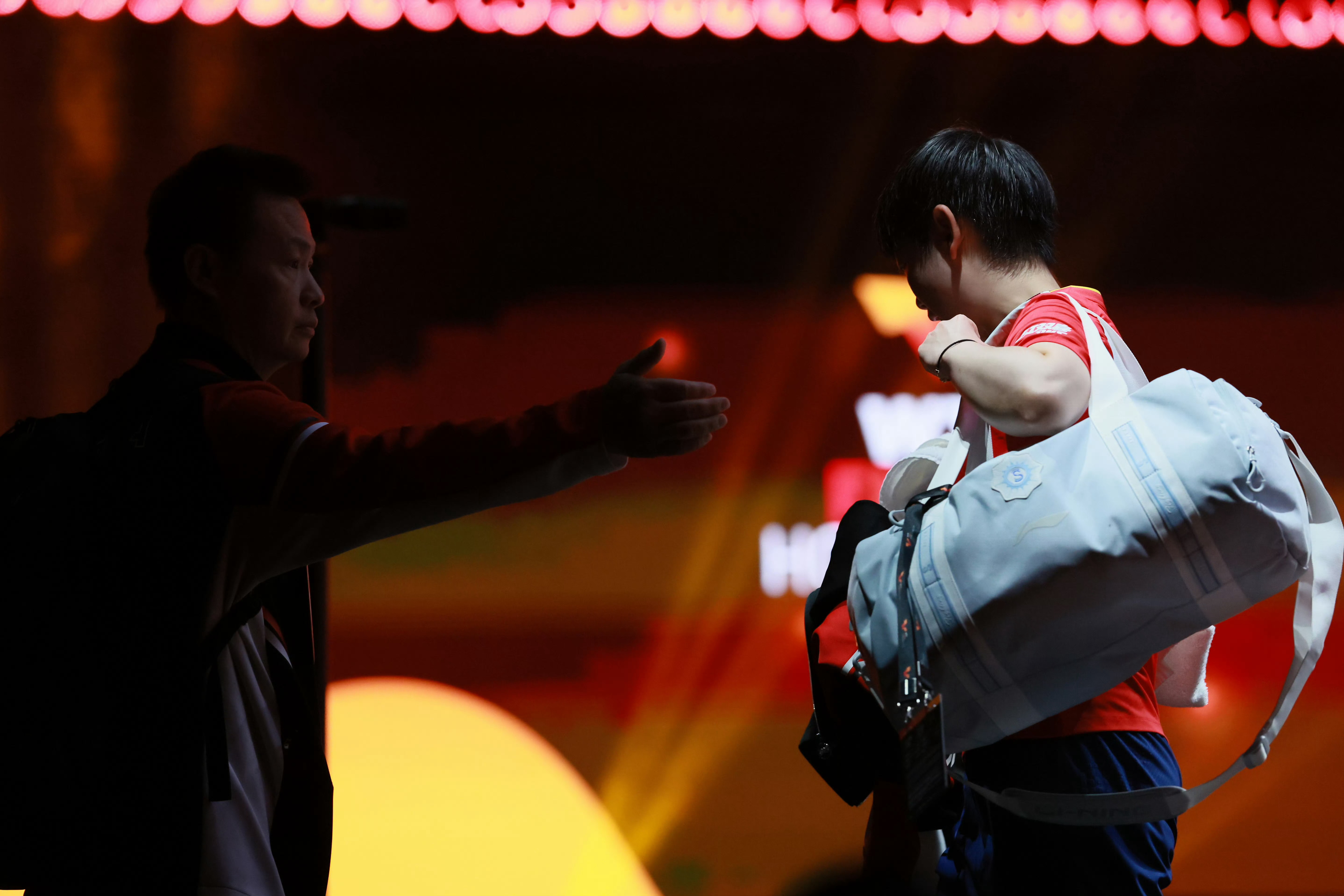 在场下为孙颖莎接过包的德华孙颖莎明媚小太阳