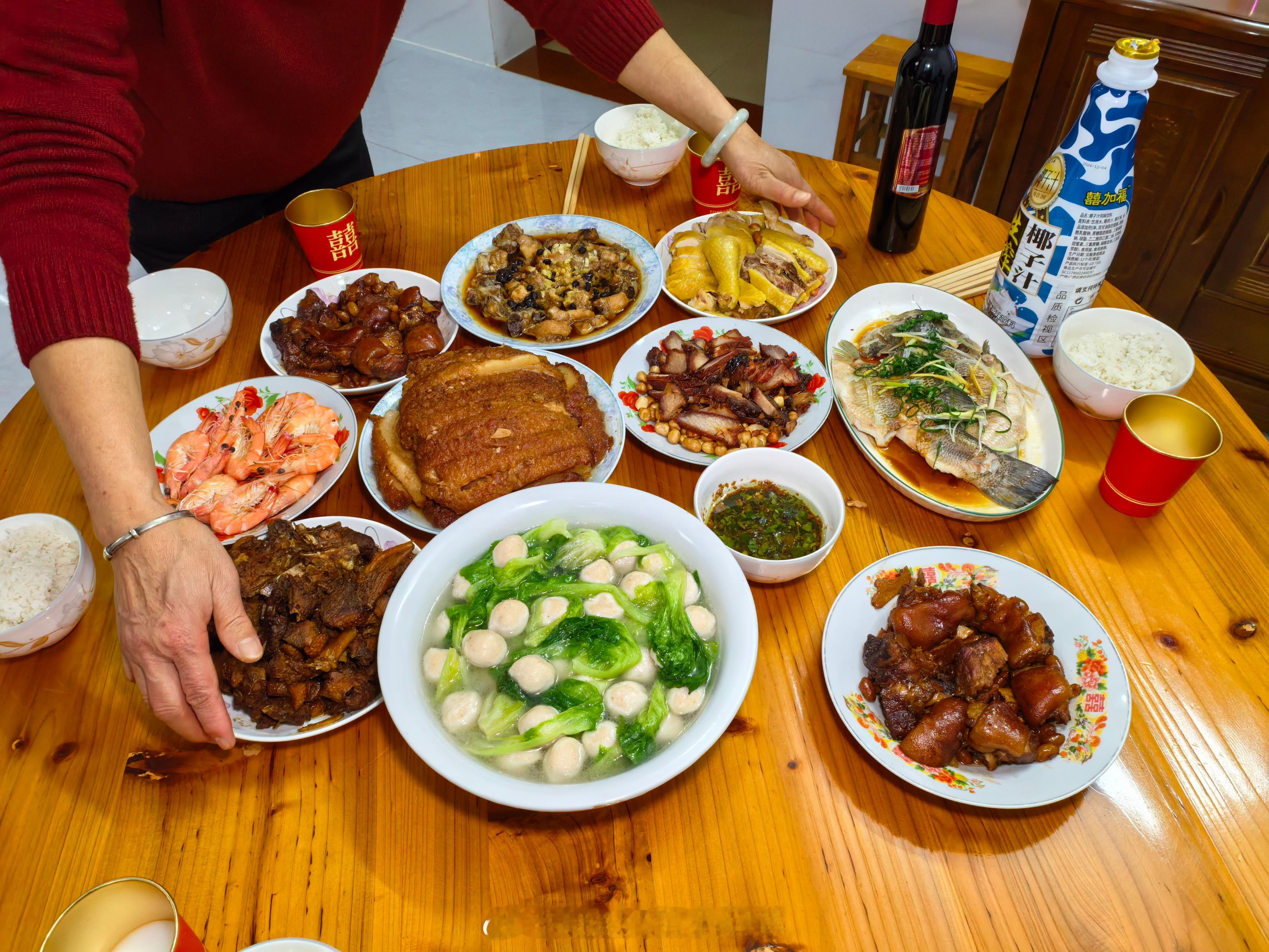 除夕啦，开吃年夜饭，先祝粉丝们新年快乐，给大家晒晒我们广西的年夜菜肴～妈妈做的扣