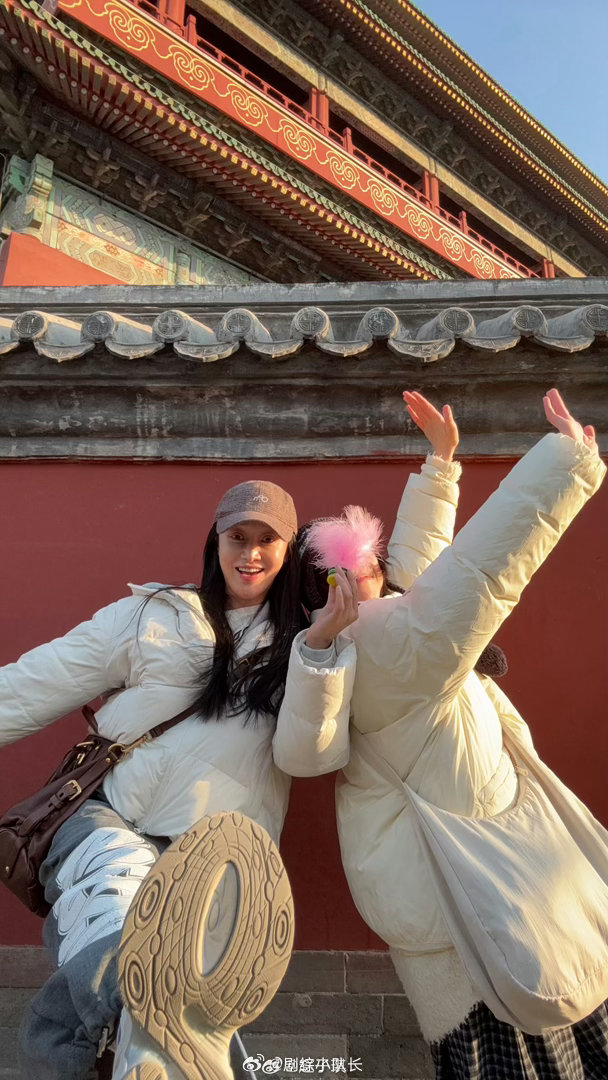 赵子琪以为机场粉丝是经纪人雇的赵子琪刚知道什么叫饭撒 赵子琪第一次被粉丝接机，全