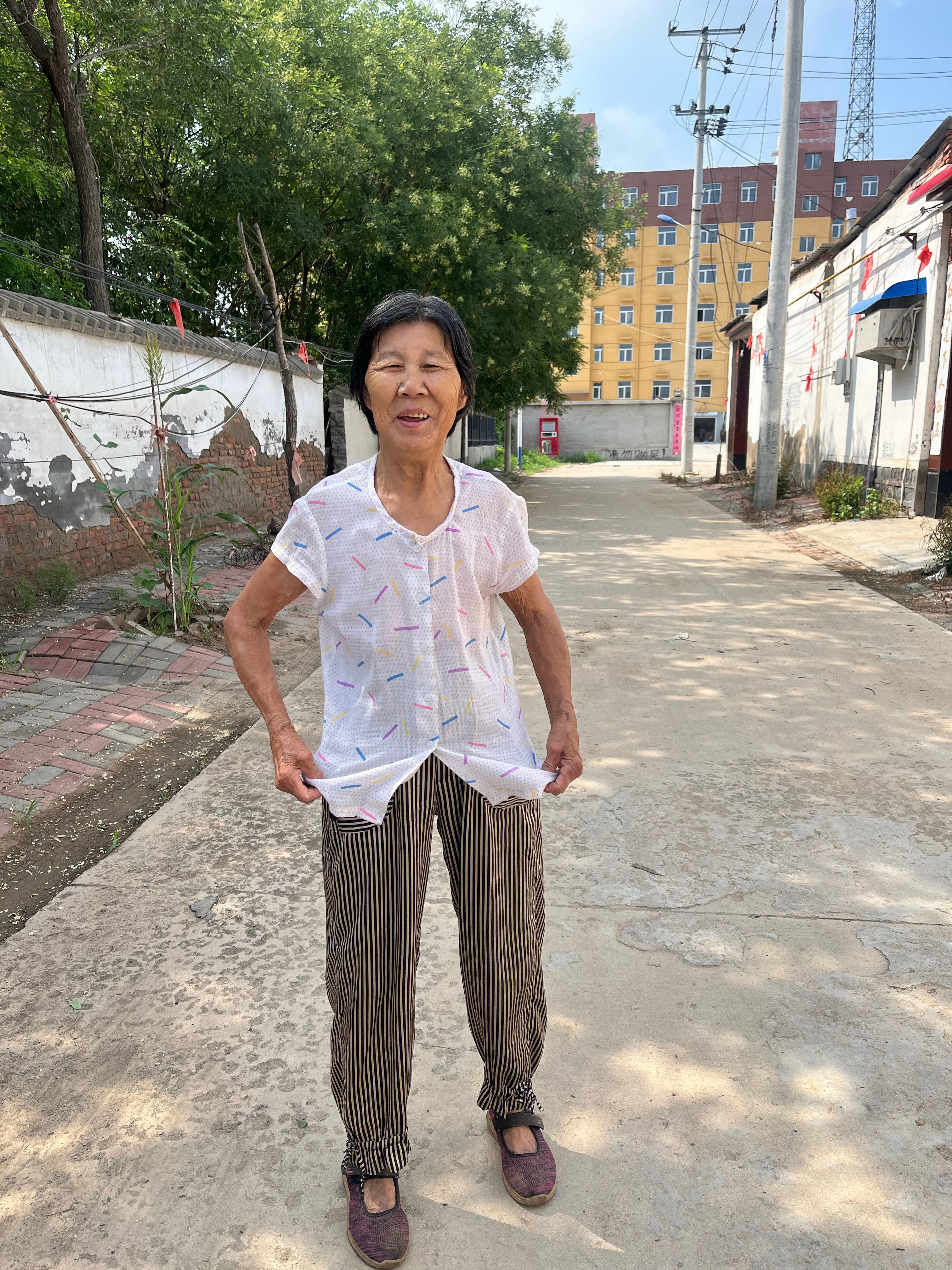 婆婆娘生日快乐！        给婆婆买礼物很伤脑筋的，这一家子都太不讲究穿了，