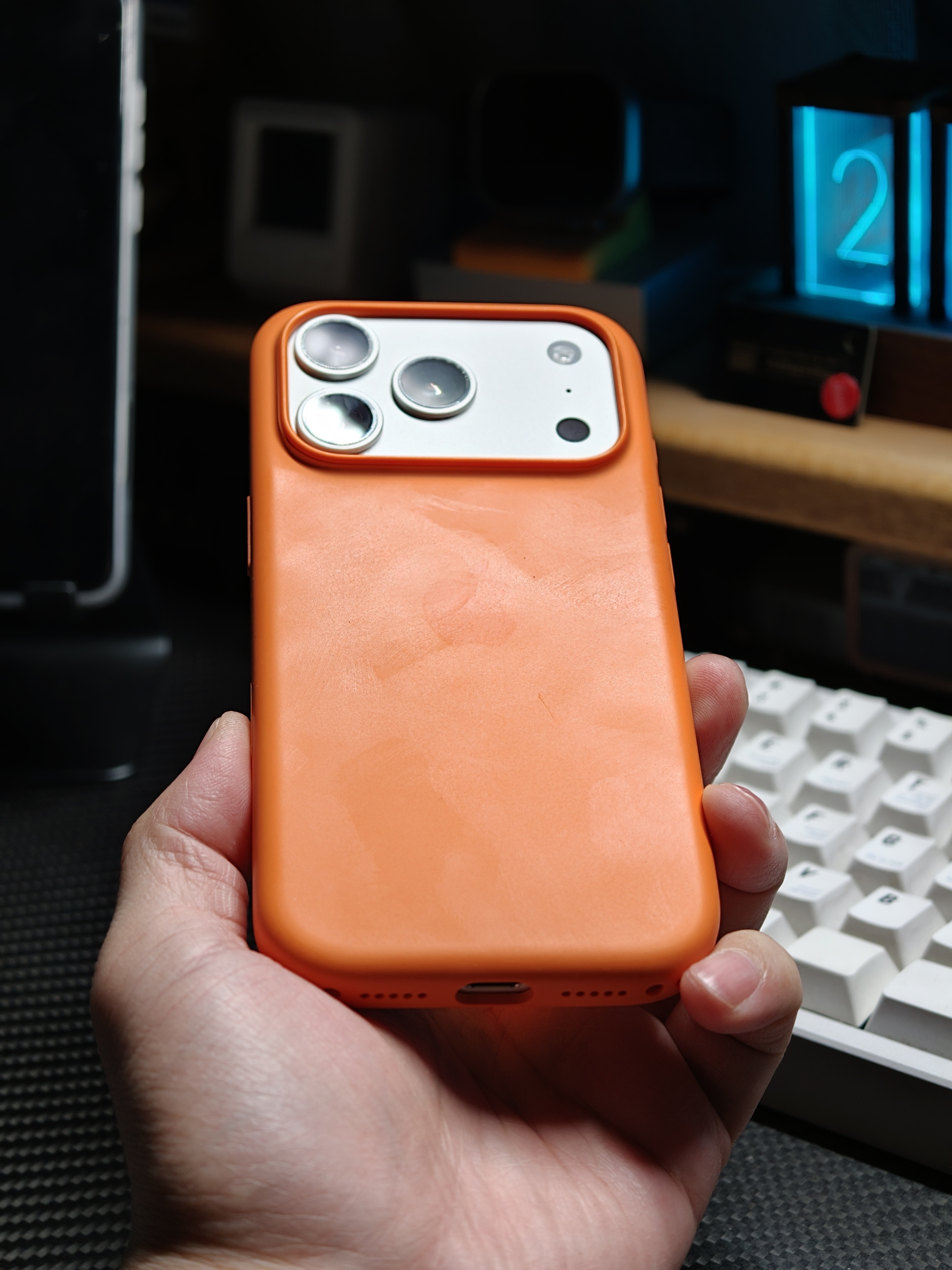 苹果官方液态硅胶手机壳如果你放那长时间不用。表面就会像涂了层雪花膏一样，黏糊糊的