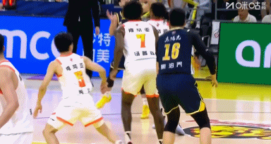 广东男篮vs江苏男篮焦泊乔这个上空蓝都不进，杜指导可是为了你背负了多少骂名！ ​