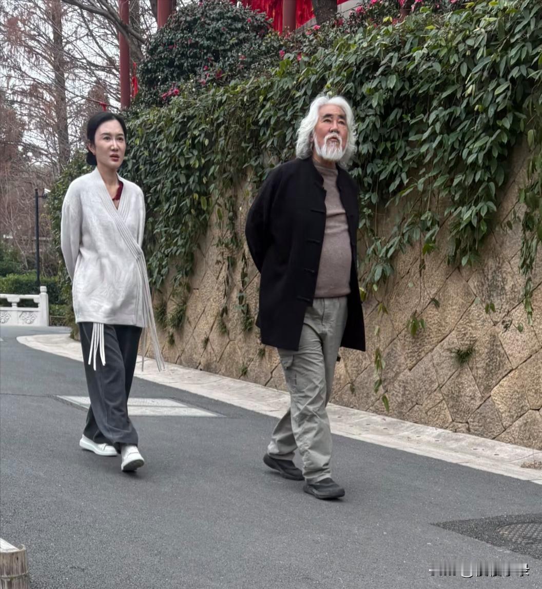 71岁张纪中和老婆杜星霖现身杭州径山寺散步，两个人的状态都很一般，杜星霖瘦了好多