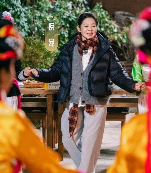 倪萍在《一路繁花》中的穿搭确实令人眼前一亮，她的衣品展现出了独特的韵味与时尚感，