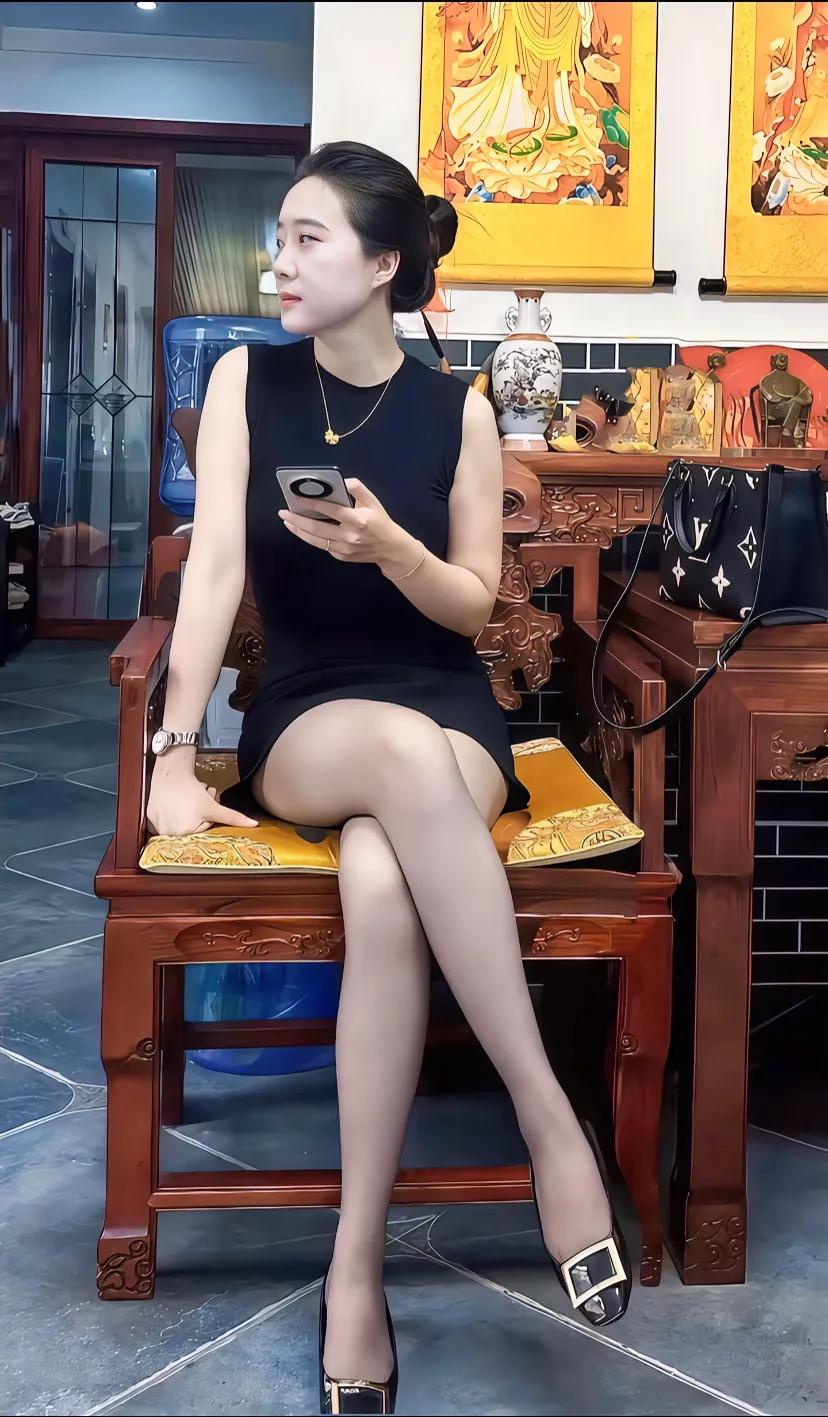 年少不知少妇好，错吧萝莉当成宝！萝莉不知生活苦，阿姨能给买路虎！