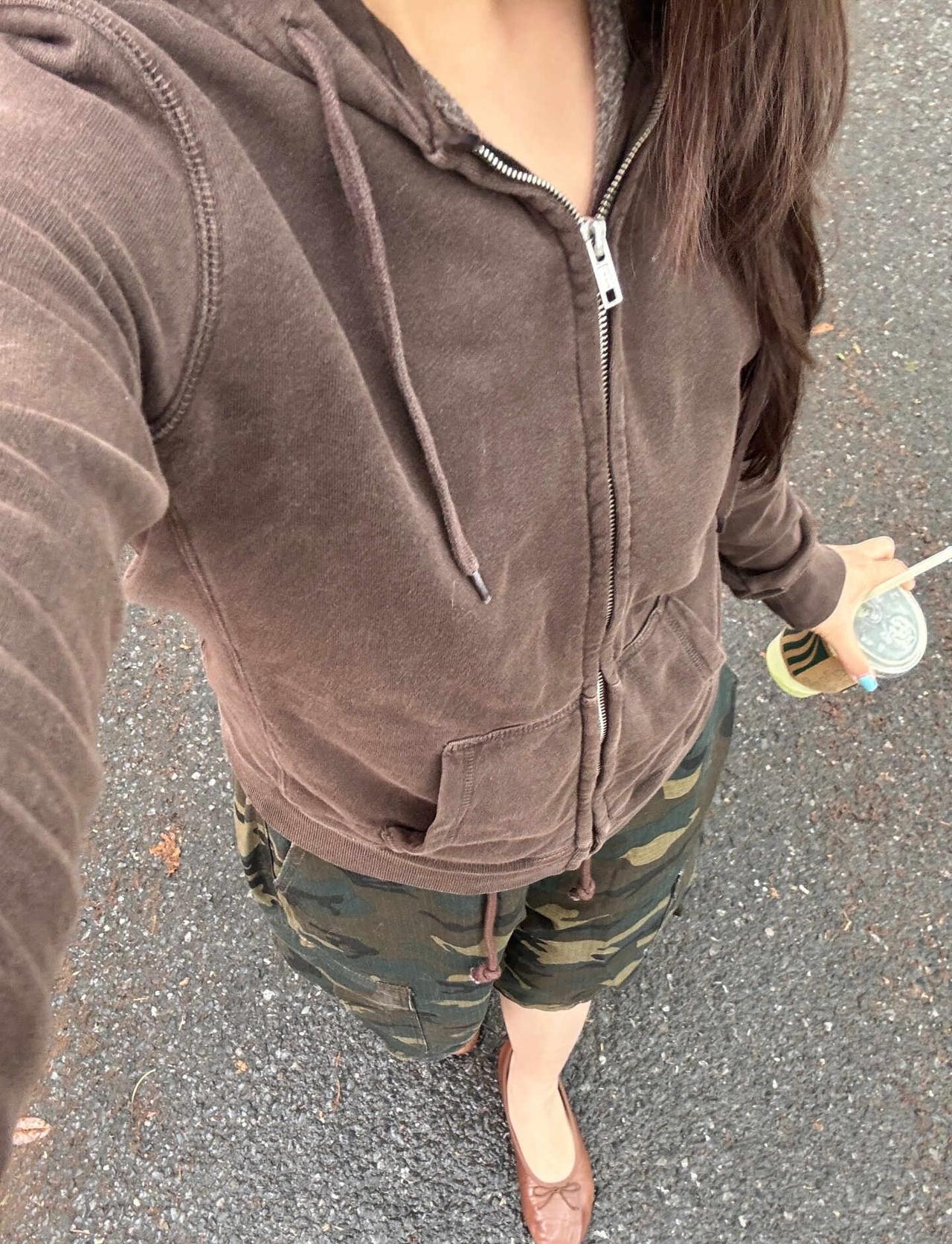 预制五一穿搭|☕️BM棕色卫衣➕迷彩中裤
⬆️：bm christy hoodi