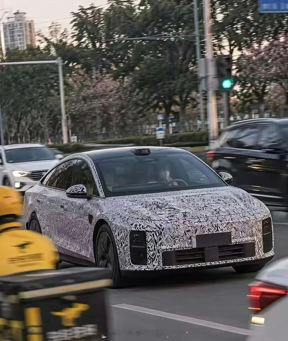 网传理想牌轿车，你期待吗？从这个外形来看，铁定纯电，估计明年能够见面吧，另外还有