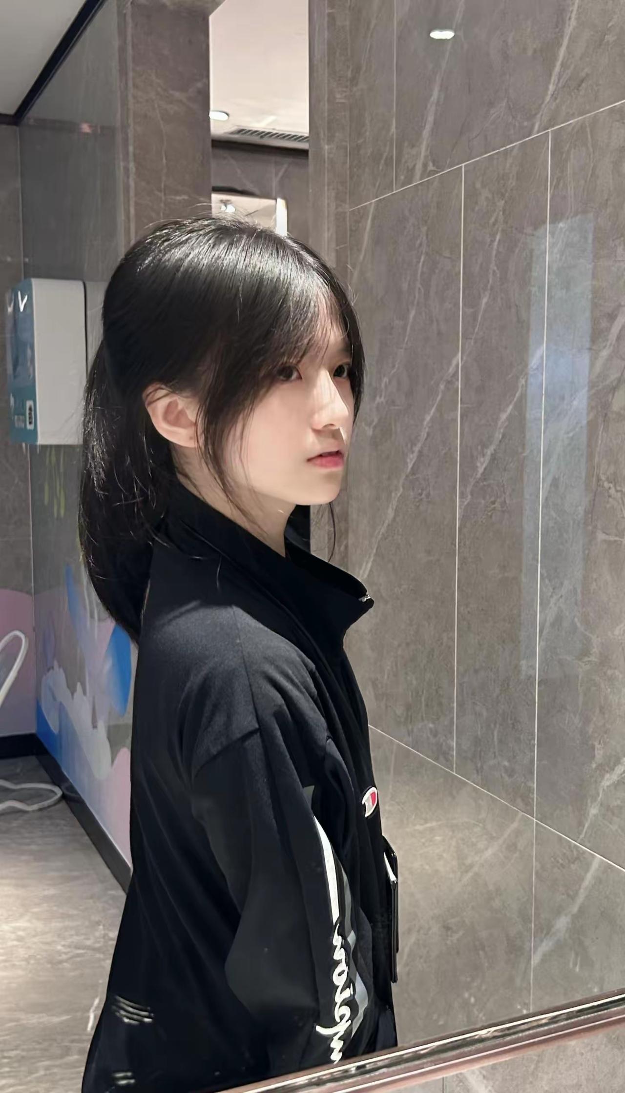 黑系穿搭就位 🖤
走廊的镜面和清冷感适配度满分
今日份的酷，是连头发丝都懒得温