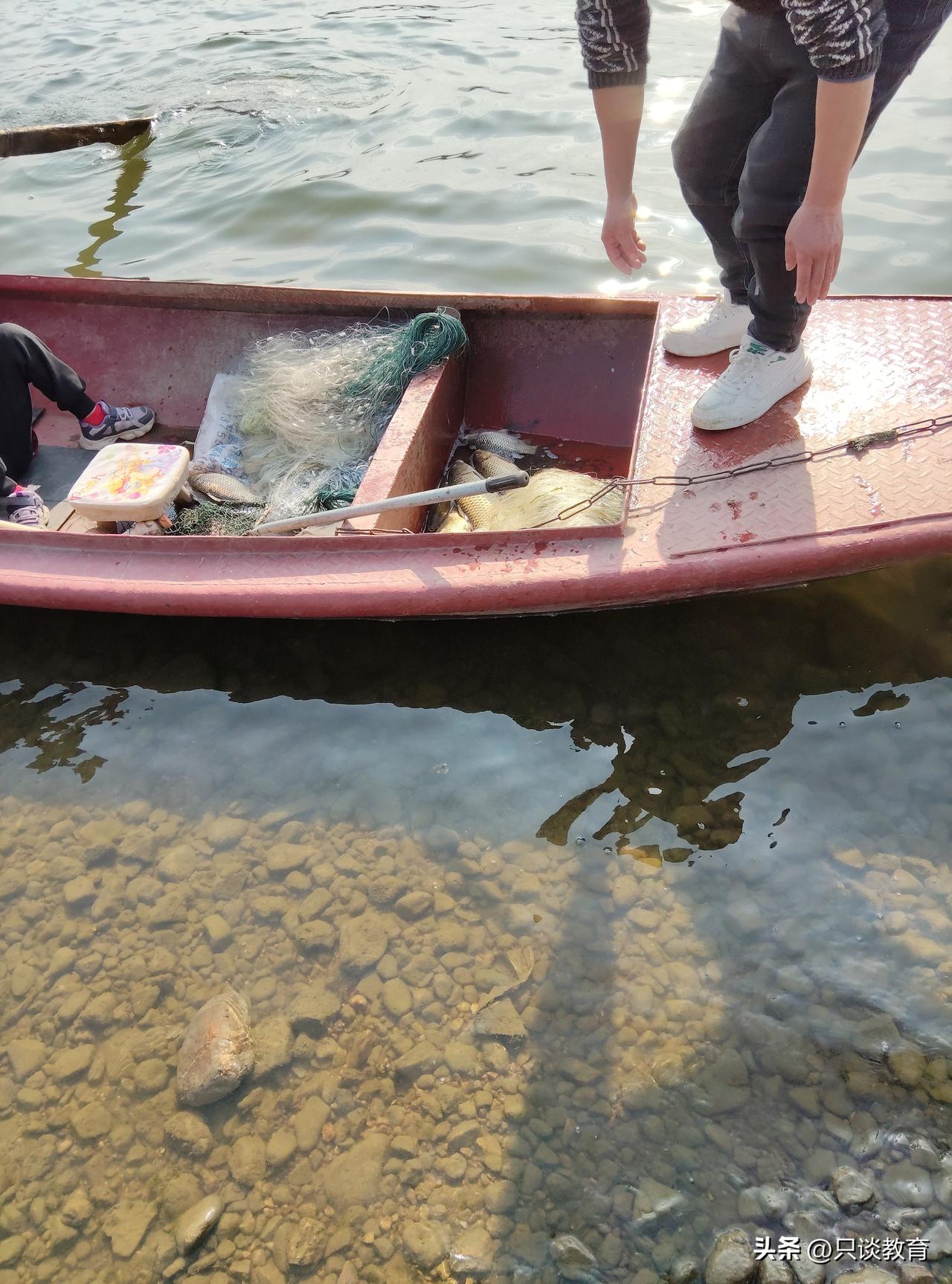 人生的意义究竟是什么？
我们到底为了谁而活着？
       有人说，为自己活。