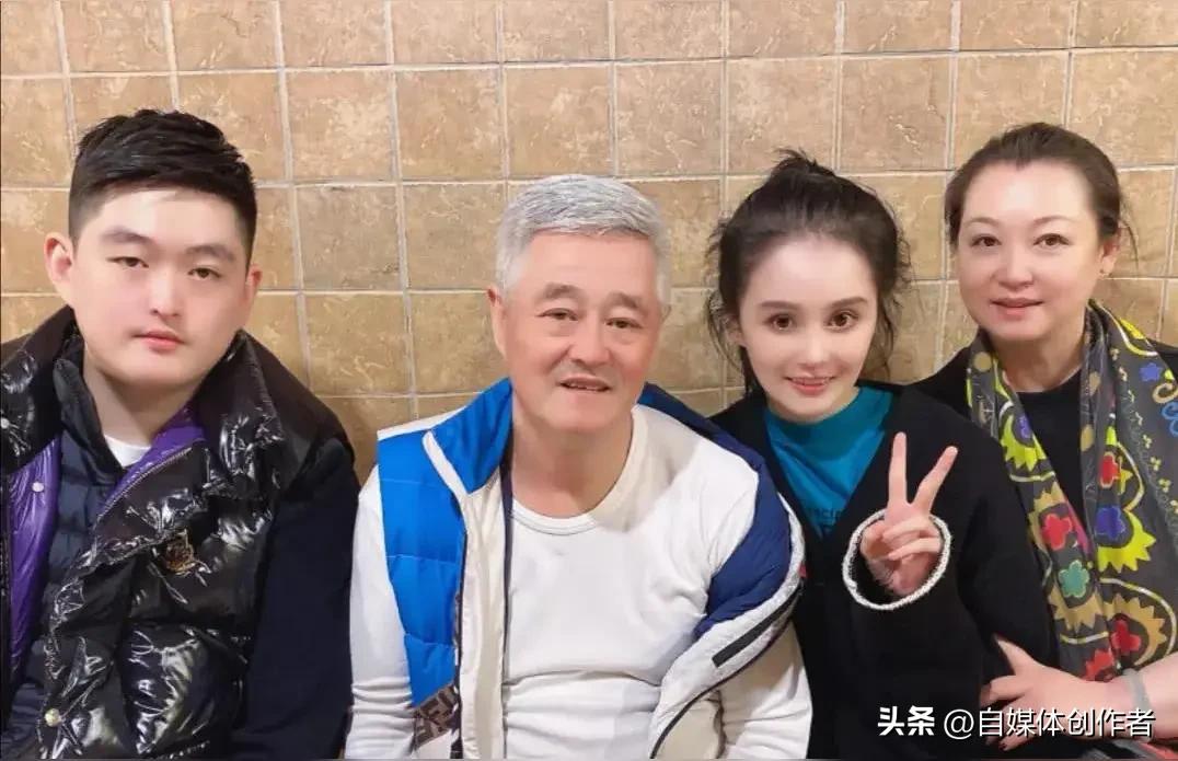 人前风光无限的星二代，也会被心理疾病死死困住。赵本山之女球球近期现身直播间，揭开