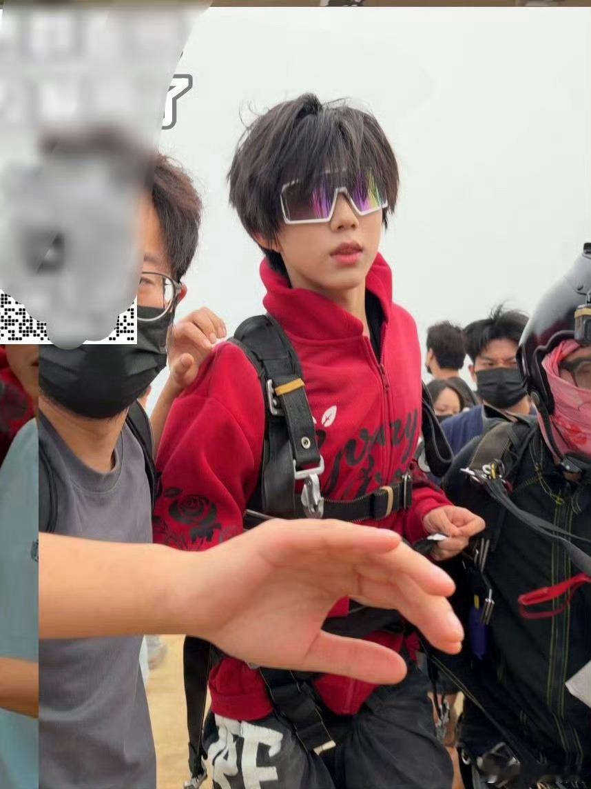 陈奕恒今日团综跳伞路透，哼哼氛围感有的陈奕恒跳伞