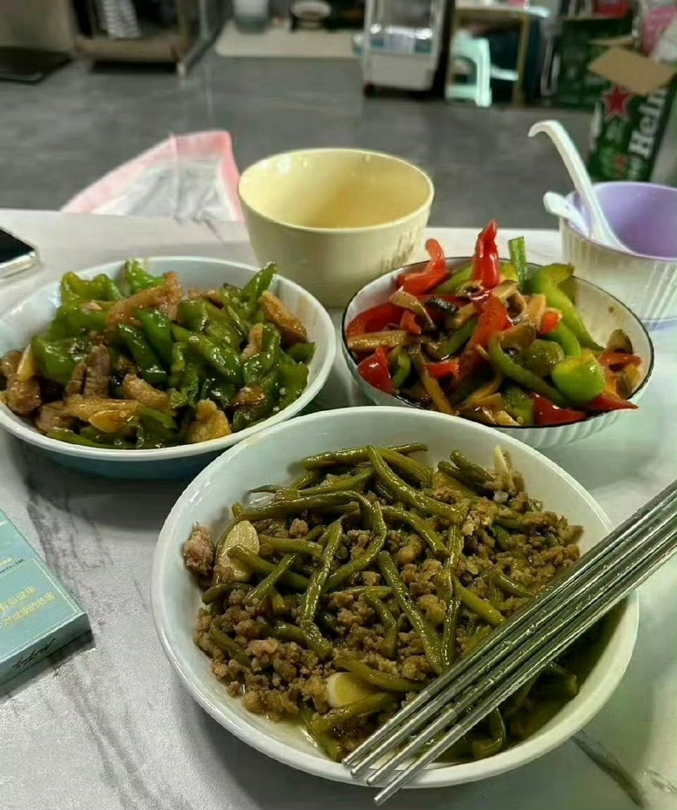 左边是前妻做的，右边是现在老婆做的[思考] ​​​