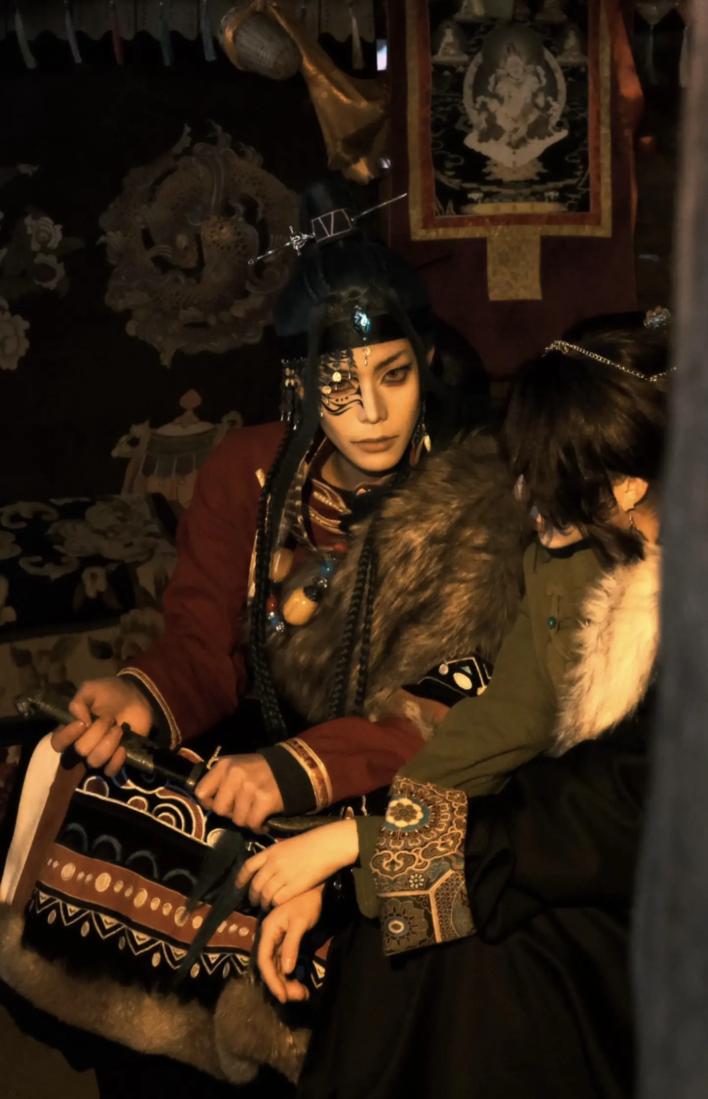 “阿蝉你看 是谁来了？”“楼、楼主…”西凉设如鸢阿蝉