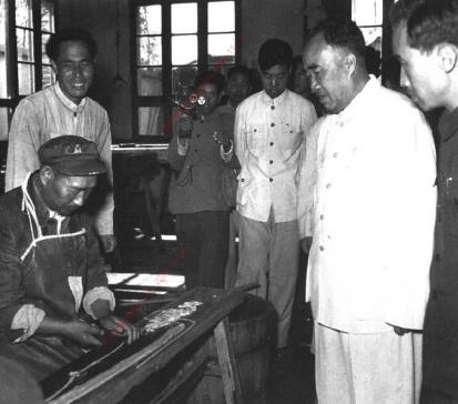 1958年7月12日，朱德视察青海绒毛加工厂。