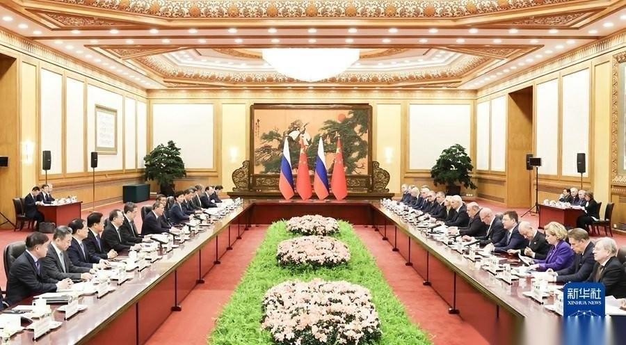 中美握手言和，邻国心态撕裂：韩国避险、日本恐慌、东盟闷声发财。当美方专机直抵北京