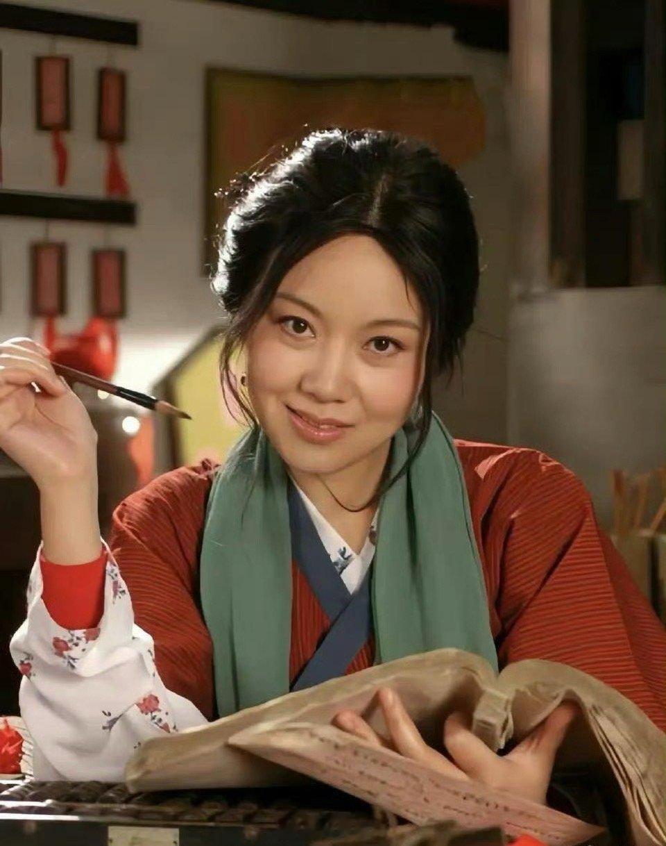 闫妮我忘了我也50多了 闫妮老师这份松弛感真的绝！坦然又自信，性感不刻意，完全看