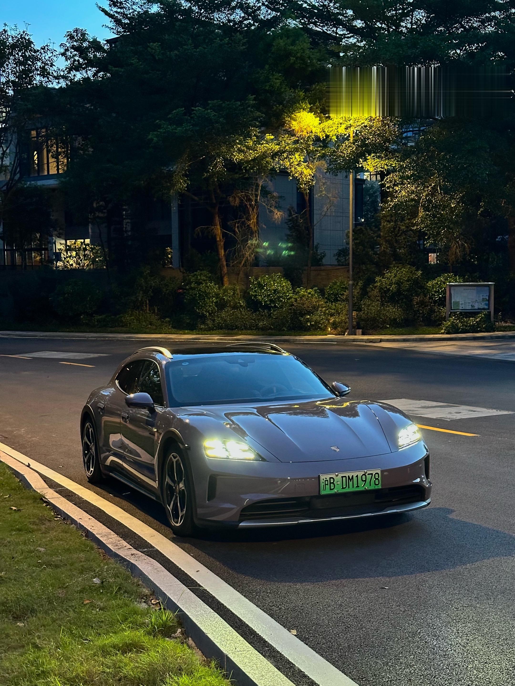 年轻人没必要硬上尚界，保时捷开开也挺好