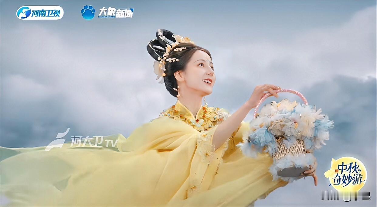 河南卫视的中秋奇妙游选了迪丽热巴当嫦娥，片子拍的特别唯美，可以说这是所有嫦娥里最
