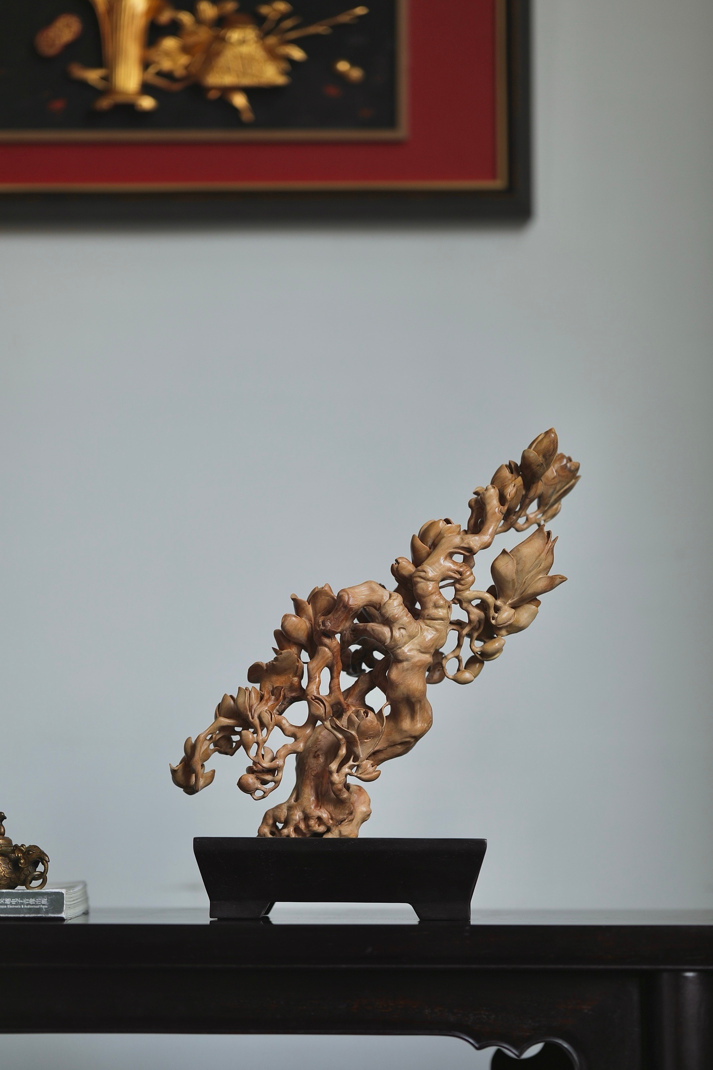 老山檀香 | 玉兰摆件匠师循木之天然肌理，雕作玉兰迎春之态：枝干虬曲苍劲，如古木