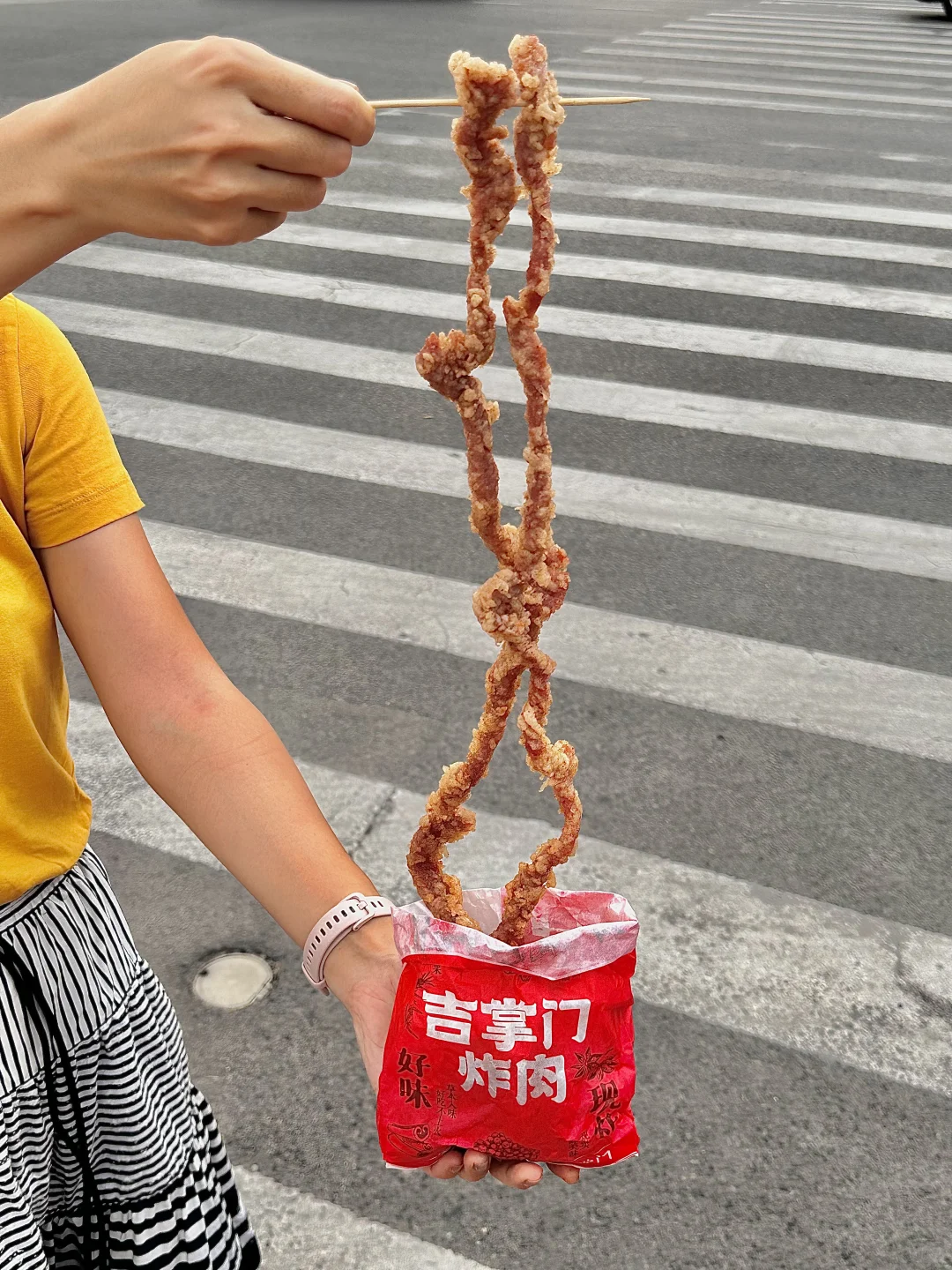 济南果然是大城市。。一米长的炸肉吃到了！！