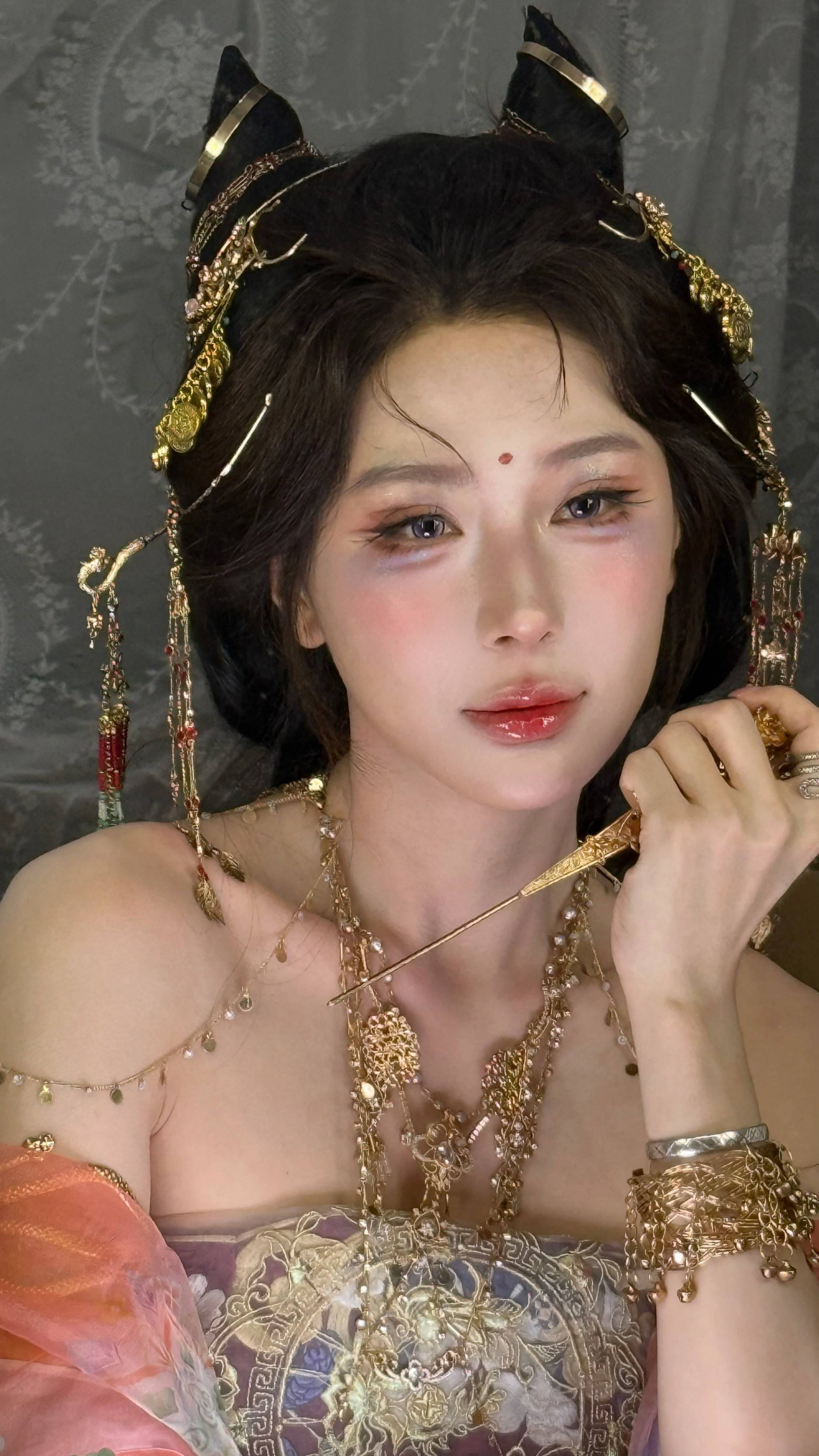其实原相机焦虑很久没自拍了。。今天画了这个妆，太无敌了，原相机随便拍 