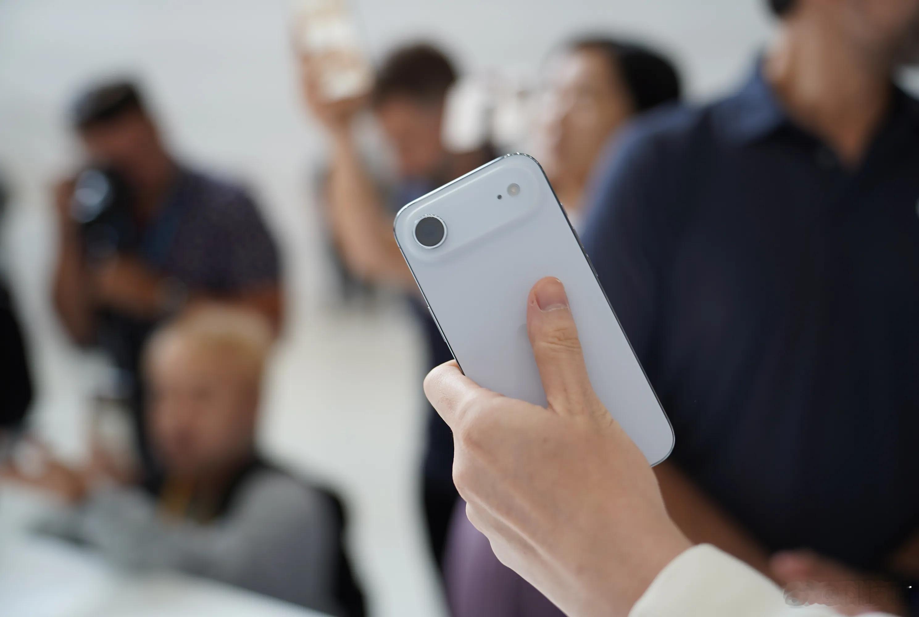 轻薄Air手机有未来吗因为轻薄，所以电池容量小，所以摄像头数量少，所以配置略低，