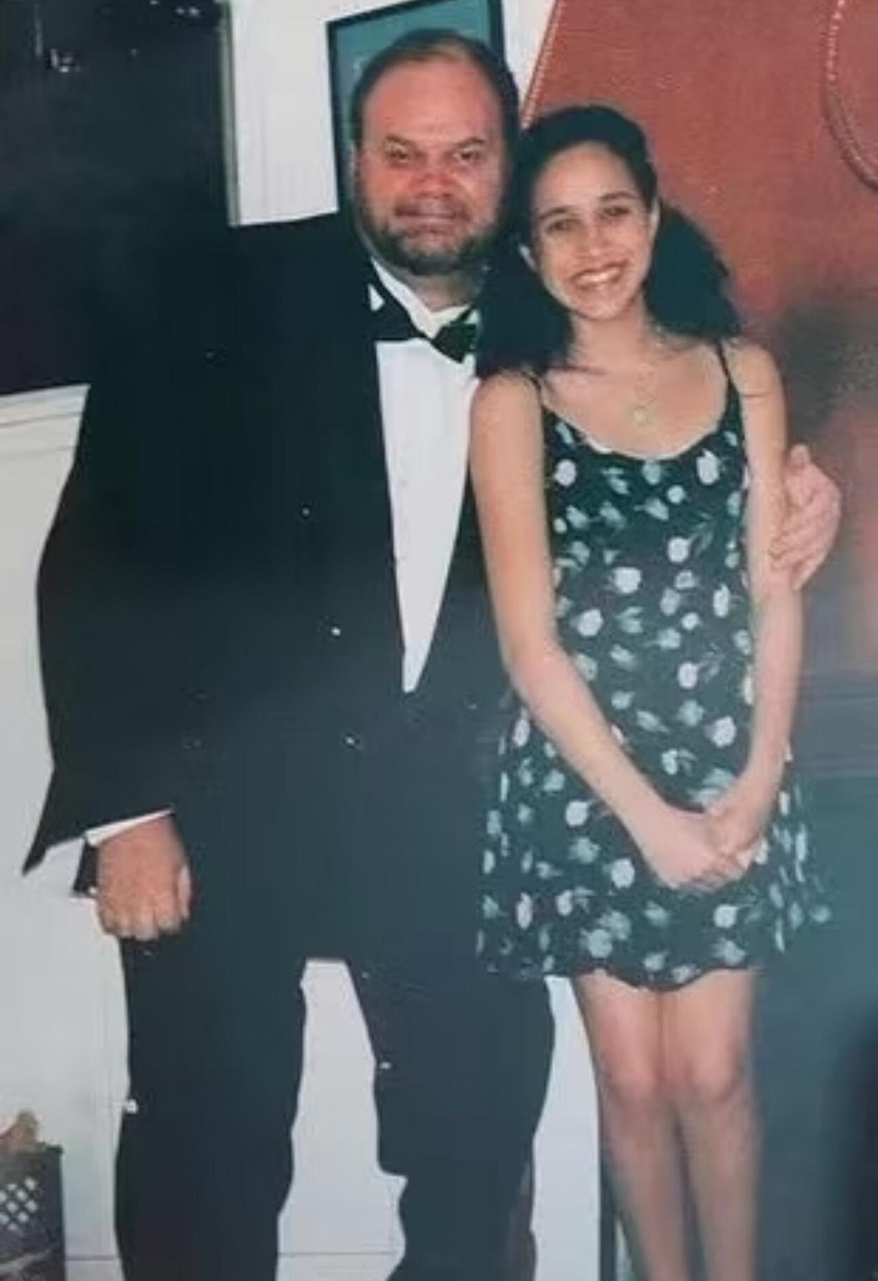 梅根和托马斯·马克尔关系一直不好，父亲和异母姐姐给她制造了不少舆论危机。
不是一