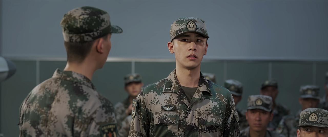 《兵自风中来》里面有一幕，让我挺感慨的！

那就是教官上课，底下一个新兵在睡觉。