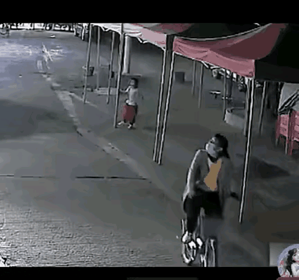 他这一善举救了一个家庭
男子在路边启动车子准备去上班，突然听到骑自行车的女子朝着