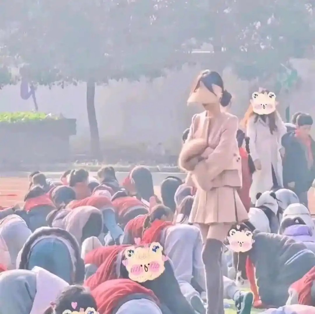 老师是教书育人的，穿成这样合适吗？ 