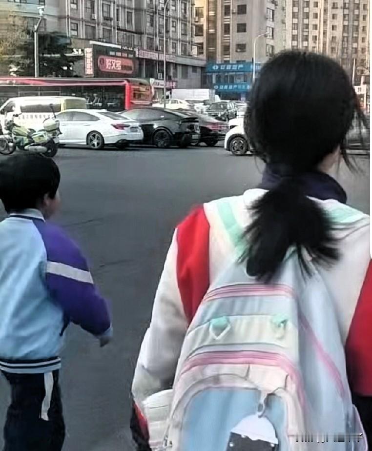 奇了怪了，今天早上华北路一带怎么这么堵？

早上开车打这经过，绿灯时看到马路对过