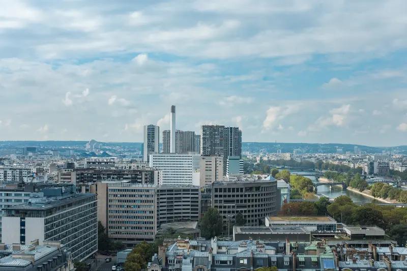 现在法国房地产值不值得投资，还真不好说。从市场情况来看，法国一些大城市如巴黎，房