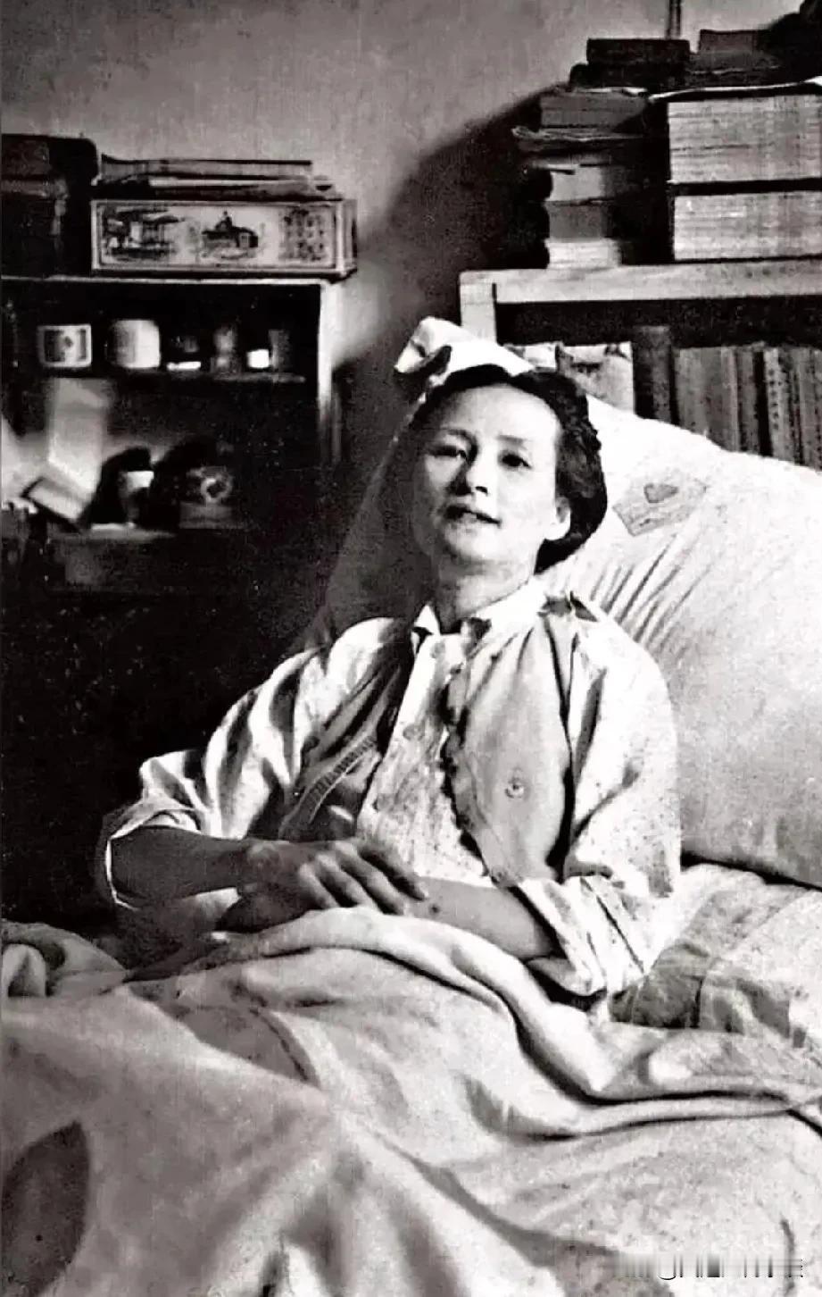 病中的林徽因。

在病榻的幽暗与寂静中，林徽因静静地躺着，窗外的阳光斑驳地洒在她