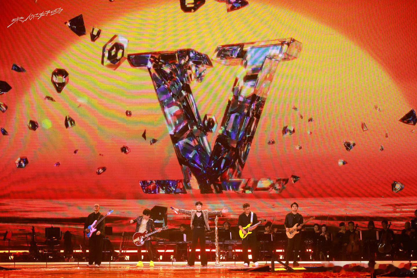 张杰点歌台 张杰成都演唱会今晚开唱 今晚，张杰开往1982新春场在成都奏响乐章。