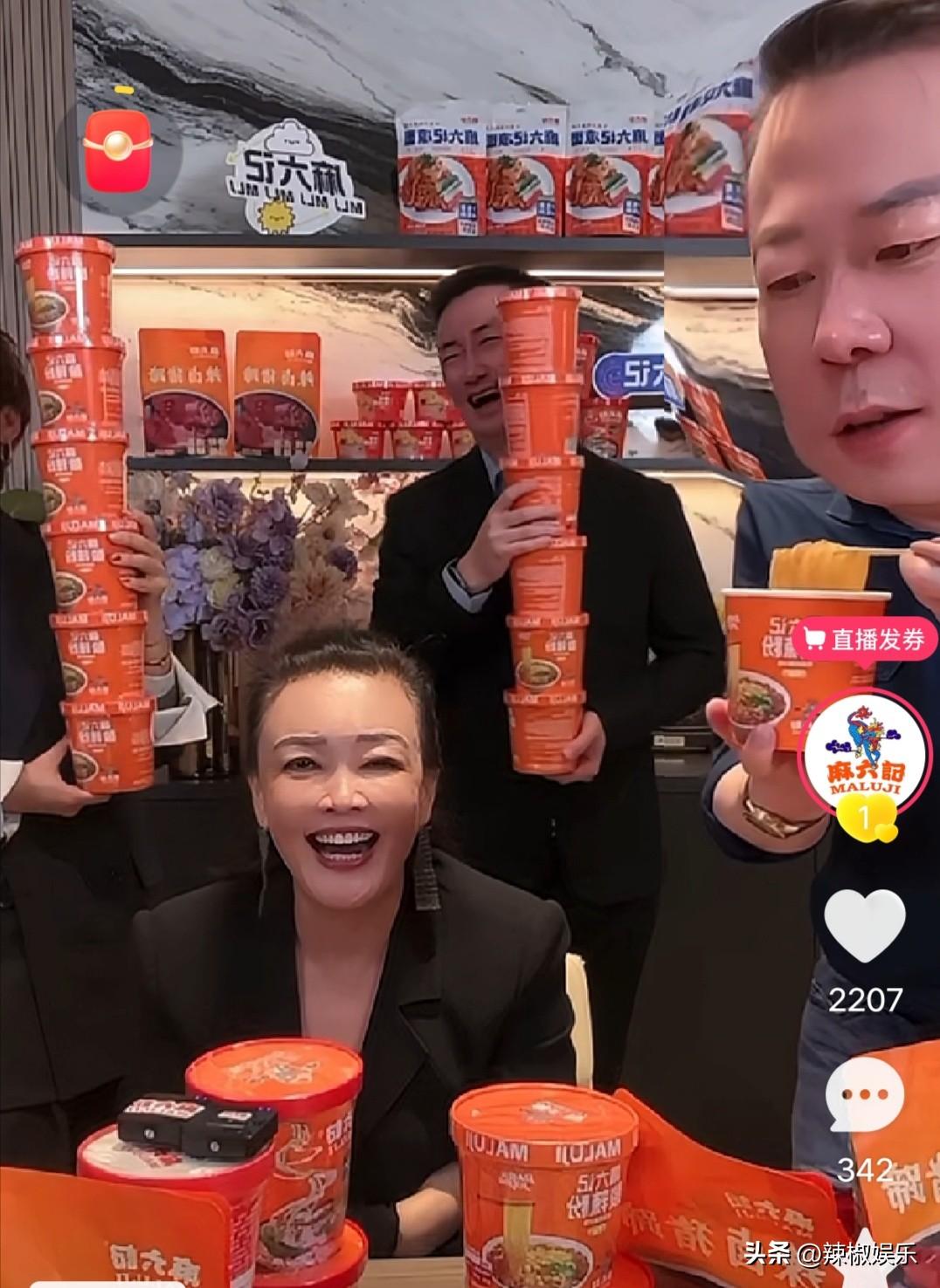 张兰发预告7月初她要开始直播了。
最近张兰一直跑线下工作，虽不直播但每天都会发视