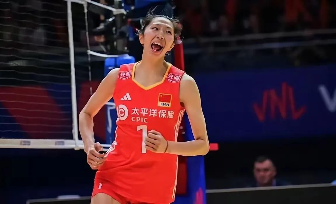 “陪跑”多年的自由人倪非凡，在中国女排与捷克女排的比赛中迎来世界女排联赛的首次首