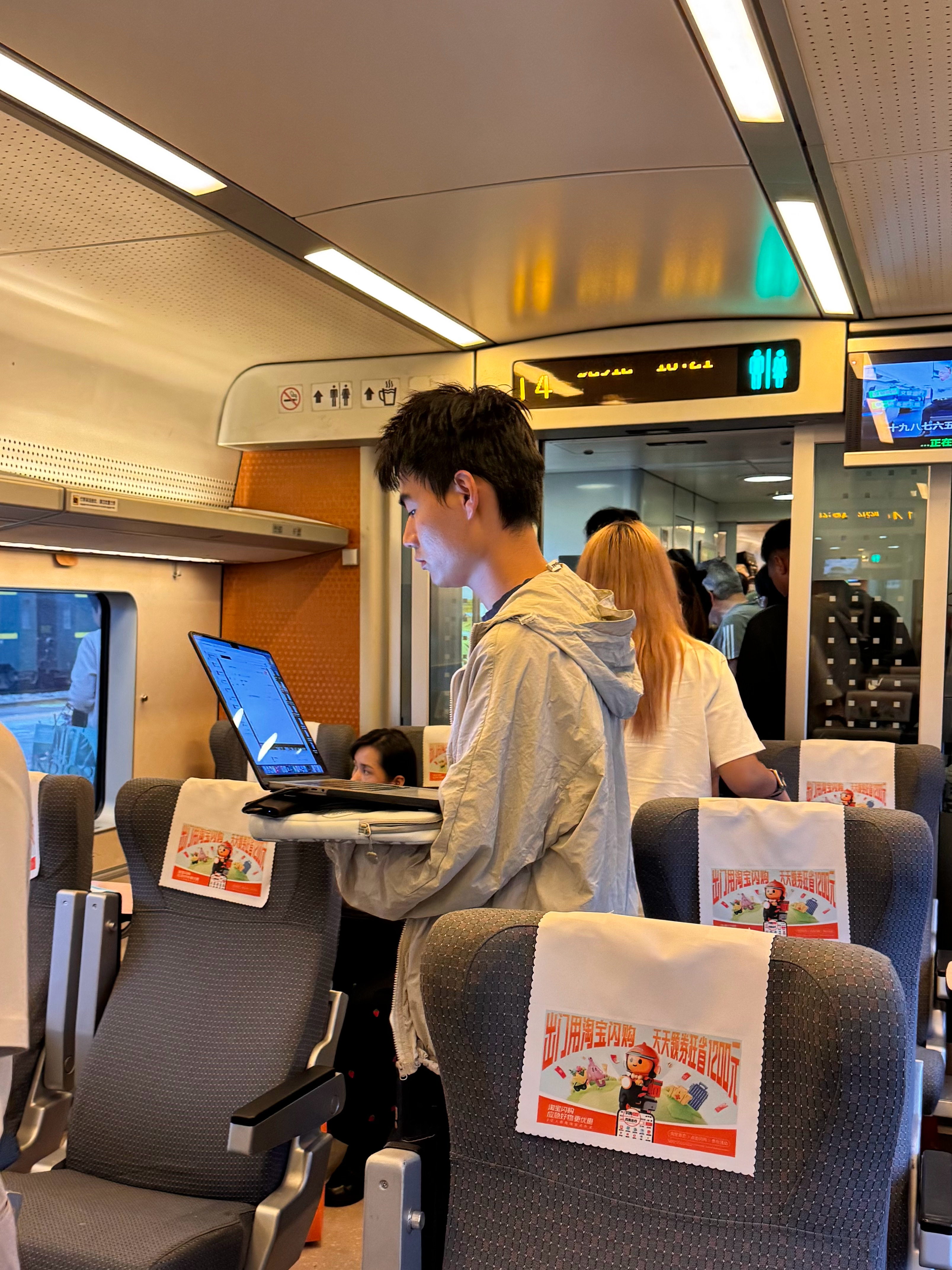 小林最终还是成为了儿时梦想中的样子[么么哒]不仅拥有了自己的电脑，而且赶动车在用