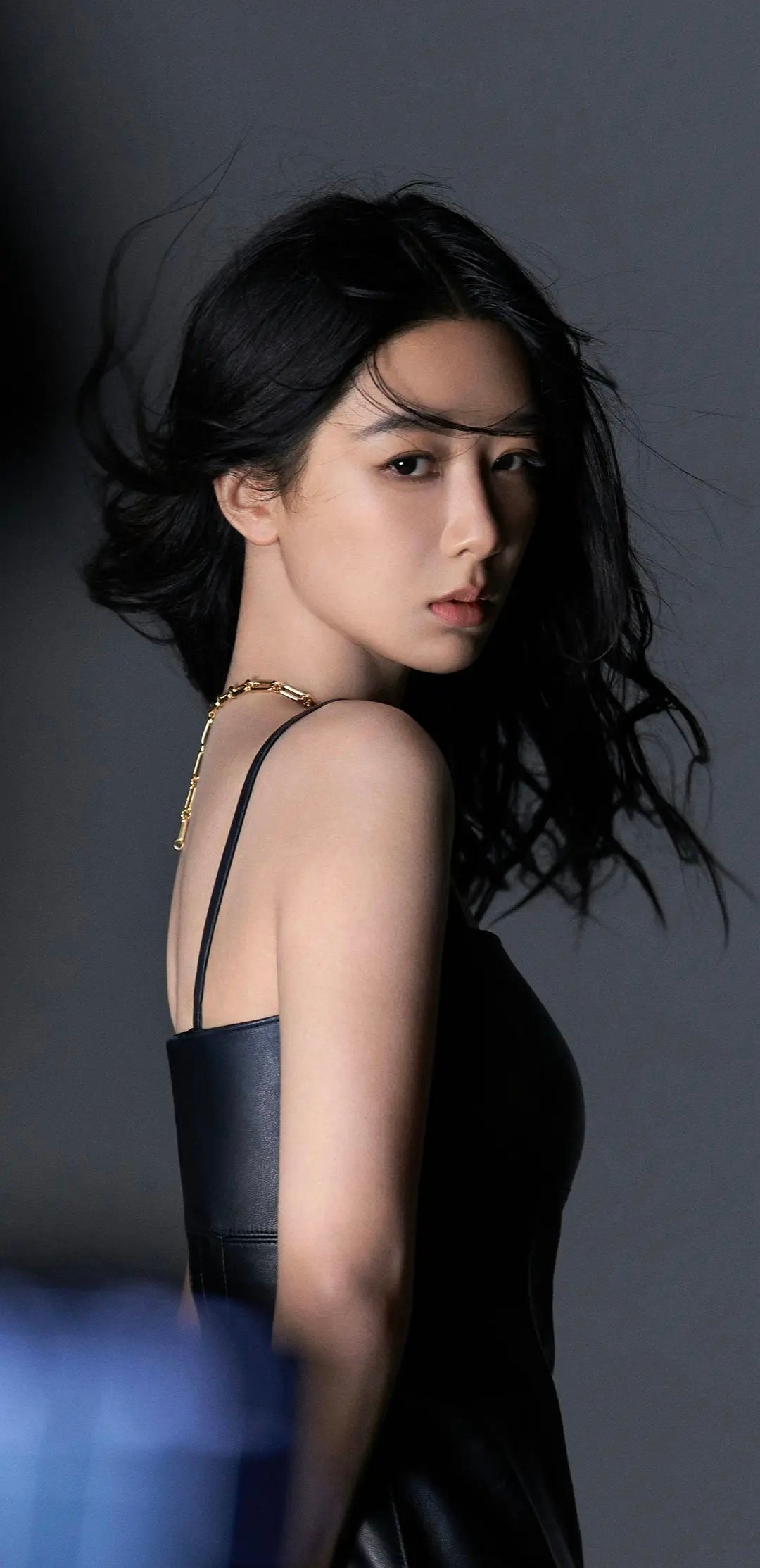 杨紫的发际线太整齐了，人造感十足，就像假发套边缘一样，一点修饰作用都没有，一“戴