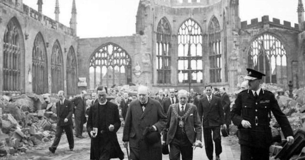 1940年11月14日晚，德国空军开始执行“月光奏鸣曲”计划，对英国中部工业城市