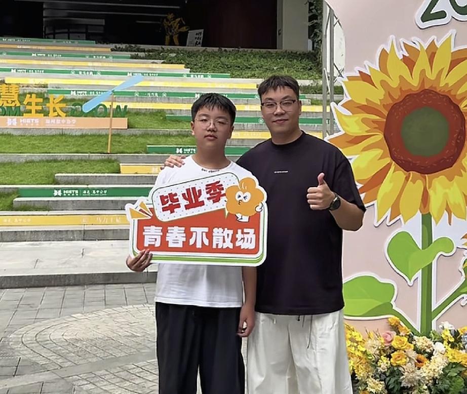 大厉儿子毕业典礼
才知道林丽当初想法很幼稚

昨天大厉儿子小学毕业了，看到大厉儿