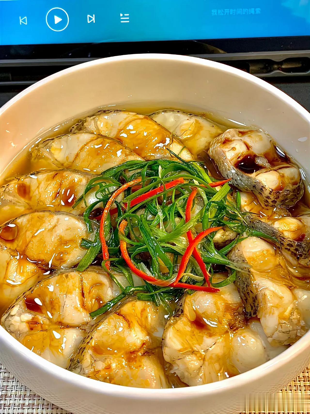 蒸鲈鱼是一道非常经典的家常菜。以下是制作蒸鲈鱼的基本步骤：

材料：
- 新鲜鲈