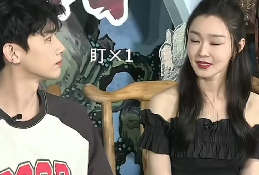 白敬亭宋轶实锤分手了。

1月26日，知名狗仔刘大锤直播时爆料白敬亭和宋轶已经分